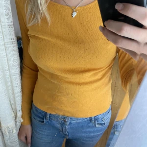 Tröja med Blom detaljer - Söt tröja från monki med ”broderade” blommor