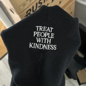 harry styles sweatshirt - ber om ursäkt för dåliga bilder men säljer min välanvända harry sweatshirt som jag köpte på hans tour 2018! FYI den är välanvänd och lite nopprig! 250kr