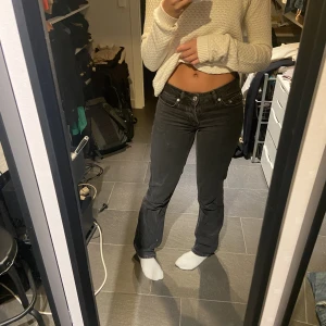 Straight Jeans - Säljer dessa underbara byxor från lager 157 i modellen icon, nypris 400kr mitt pris 200kr. Sällan använda och i väldigt fint skick💕 storlek xxs men passar mig som är en 32/34 i byxor