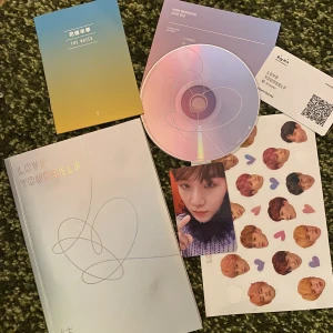3 album- BTS - (TRYCK INTE PÅ KÖP NU) Love yourself Answer version S, Love yourself Tear version R, Love yourself Her version O💖180:-/styck och 500:- tillsammans. Köparen står för frakten. Kontakta mig om du vill köpa💌