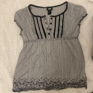 Vintage hm blus - En super gullig och vintage hm blus köpt 2009 passar inte min nuvarande stil därför säljer jag🥰❤️