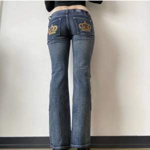 Säljer dessa Victoria Beckham jeans köpta här på Plick. Säljer då jag inte kommer få användning av de. Bilderna är från hon jag köpte de av. Midja: 75 cm. Innerben: 82 cm.