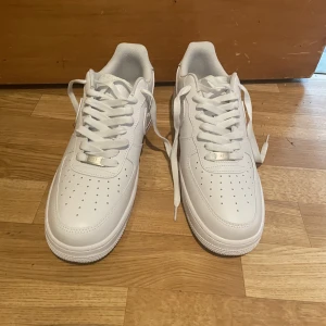 Air Force 1 - Inte använd mer än 3 gånger Skick 10/10✅ Kan skicka med lådan också om du vill. Skriv om prisförslag eller frågor?