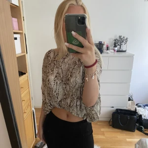 Zara blus  - Säljer den här super fina zara blusen då den inte kommer till användning. Lappen sitter kvar så den är endast testad med aldrig använd!! 