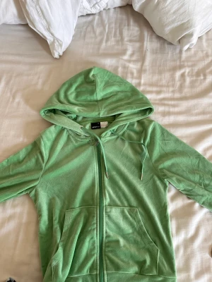 Gina set  - Grönt set från Gina, användt ett få tal gånger, som nytt, 400kr för båda plaggen eller 250kr styck.  Byxor storlek xxs och tröjan xs 