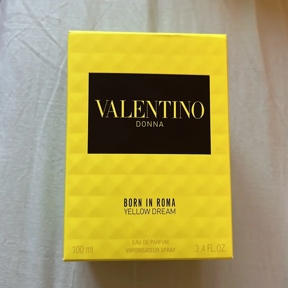 Jag säljer en nästintill ny äkta valentino parfym i doften ”yellow dream”💛Det är definitivt en ”unisex” doft. Luktar väldigt gott och mycket citrus men för stark för mig. Köpt för 1225 kr. Endast enstaka sprut använda, nästan helt full. Mycket gott skick🌻. Övrigt.