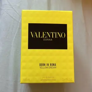 Jag säljer en nästintill ny äkta valentino parfym i doften ”yellow dream”💛Det är definitivt en ”unisex” doft. Luktar väldigt gott och mycket citrus men för stark för mig. Köpt för 1225 kr. Endast enstaka sprut använda, nästan helt full. Mycket gott skick🌻