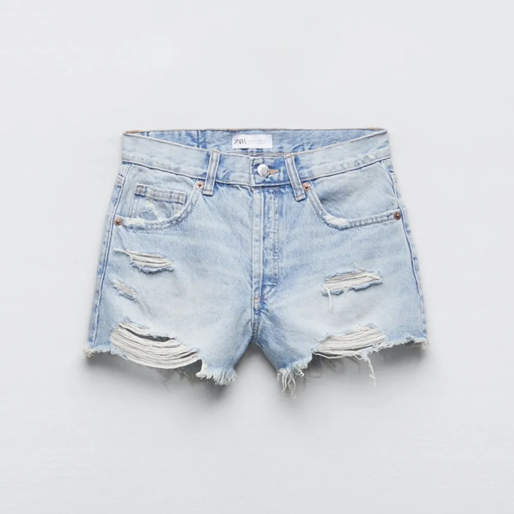 Medelhögmidjade shorts från Zara i storlek 34. Endast använda några gånger. Köpare står för frakten💘. Shorts.