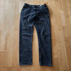 Tjena! Säljer nu mina svarta Jack & Jones jeans i storleken 31/34. Modellen är loose/chris. Är bara använda ett fåtal gånger och är i ett väldigt bra skick. Hör av dig vid fundering, pris kan diskuteras
