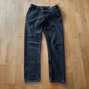 Jack & Jones jeans - Tjena! Säljer nu mina svarta Jack & Jones jeans i storleken 31/34. Modellen är loose/chris. Är bara använda ett fåtal gånger och är i ett väldigt bra skick. Hör av dig vid fundering, pris kan diskuteras