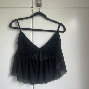 Svart Linne  - Ett fint linne från Shein, strl 38. Täckande vid byst men genomskinligt tyg vid resten av linnet, superfint men kommer inte till användning. 