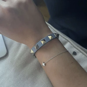 Blått valentino armband - Säljer mitt blåa valentino armband som är väl använd. Lite sönder därav priset. Skriv för bilder till de. Köpt för 2900kr. Många intresserade så köp direkt 1000kr