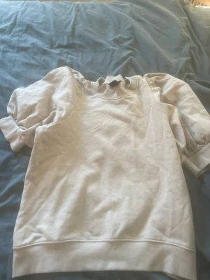 Tröja  - Hej jag säljer den här fina tröja, jag har bara använda den en gång så är fint skick. Skriv till mig om ni är intresserade 