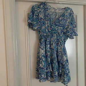 Zara klänning - Superfin klänning från zara, säljer då den inte används längrez Superbra skick och byter gärna mot annat!❤️Knappast använd. Nypris:499kr! Skriv privat för fler bilder!🙏🏻❤️