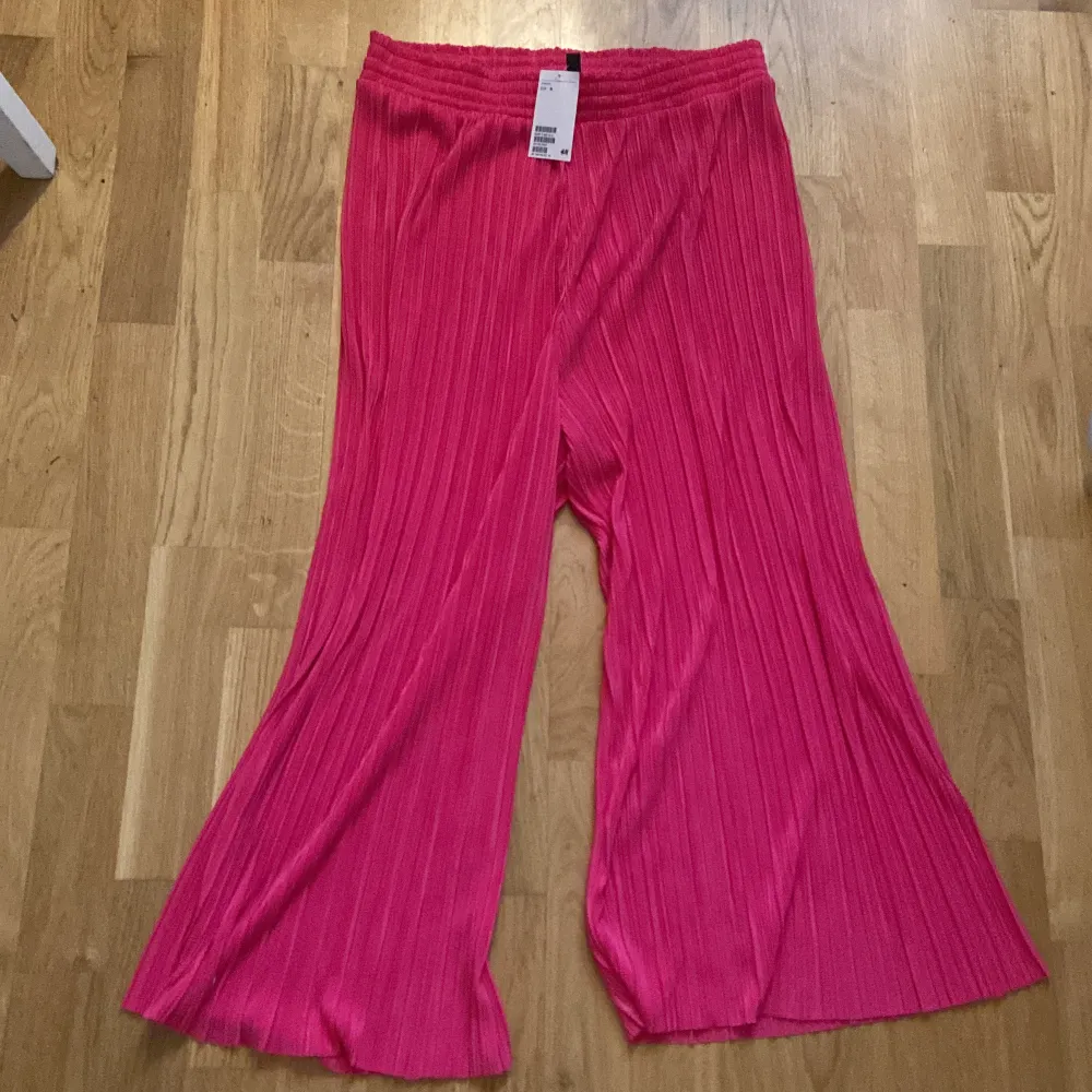 Nya fina rosa plisserade byxor från HM. Hinner inte använda dessa. Men så sköna att man dör! Lappen hänger kvar! 💖 . Jeans & Byxor.