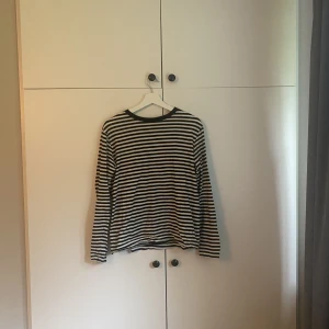 Randig långärmad tröja - Svart vit randig långärmad t-shirt från hm. Är i bra skick och är i storlek S😋