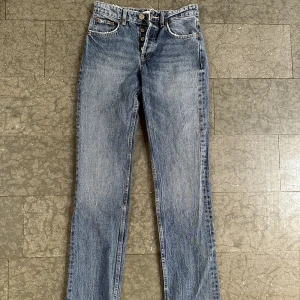 Jeans Zara - Säljer dessa då de ej kommer till användning längre. Finns något tecken på användning (inga större) så hör av dig om ja ska skicka bild! Stl 34 o passar mig som är 165cm, nypris 359, köparen står för frakten 