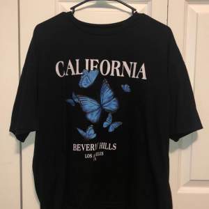 Säljer en oversize T-shirt med texten California på och fjärilar. Perfekt till vardags eller sovtröja. 
