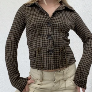 Hugo Boss - Knappt använd från Hugo Boss! Passar perfekt nu till hösten. Kommer dessvärre aldrig till användning av mig!