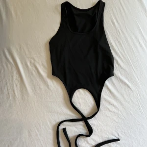 Topp med snörning - En snygg, enkel svart topp med snörning. Kommer inte till användning, storlek S men passar M