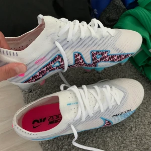 Nike Air Zoom Mercual Vapor 15 Elite - Säljer nu dessa nya Nike fotbollskor eftersom de visade sig vara för små för mig. Används bara på vanligt gräs EJ konstgräs. Dessa är väldigt små i storleken och passar strl 37-38. Nypris 2399.