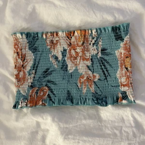 Topp - Säljer nu denna super söta topp i väldigt fint skick. Använd fåtal gånger. Passar även stl S