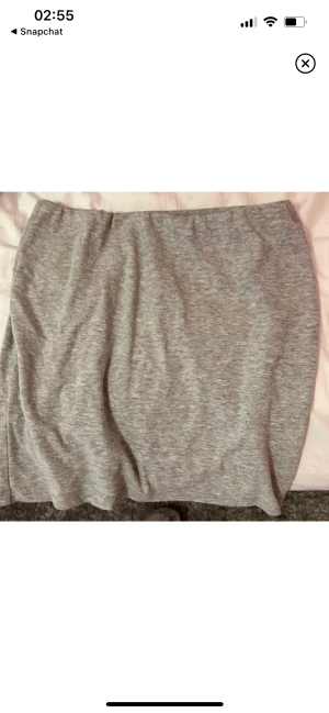 Grå kjol  - Säljer denna kjol för att den är för kort, köpte den här på plick, priset går kanske att diskutera💞