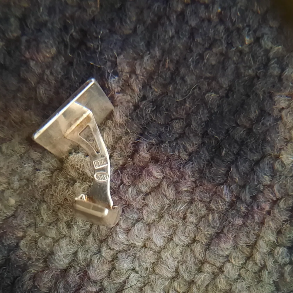 Finskt kvalitetsarbete. Saurum aktiebolag silver manschettknappar för män. Jag ärvde dessa riktigt gamla av min pappa för cirka 30 år sedan. stämplar Saurum och 925 silver. Nya kostar liknande 109 euro. i dag.. Asusteet.