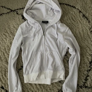 Juicy Couture sett - Vitt juicy sett, säljer billigt på grund av en grön fläck på ena benet och att en bit av J-et på dragkedjan är av. Små skavanker men går att använda som de ska.