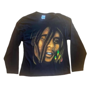 vintage graphic long sleeve  - snygg oversized långärmad tröja med tryck på ryggen och fram. Går att variera på looken. Passar både tjejer och killar. Köparen står för frakt. 