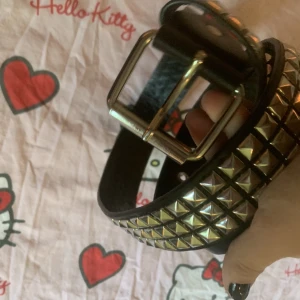 Nitbälte  - Fett nitbälte, använt mycke men använder inte längre. Inte världens bästa skick då 1 nit har lossnat från bältet. Men de är inget som syns. 😋