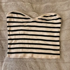 Randig tubetop - Suger skön tubetopp, använd ett par gånger, storlek M men kan också passa S💗