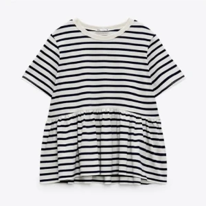 ZARA randig t-shirt med volang  - Säljer denna supergulliga t-shirt från zara i strl S och perfekt skick! Den är marinblå och off-white! ( bilderna är lånade ) Priset kan diskuteras 💕