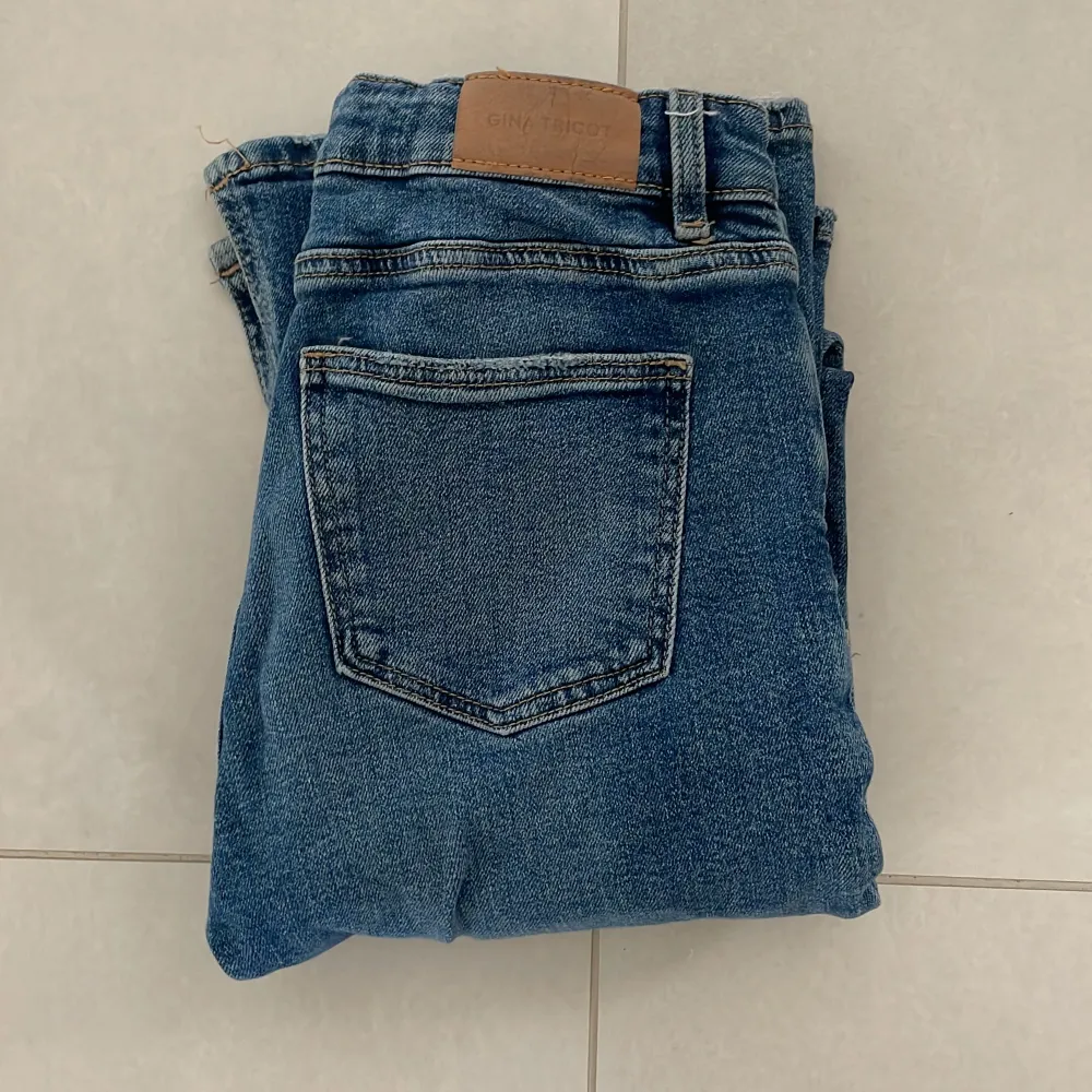 Super sköna och fina lågmidjade, bootcut jeans från Gina har använt dom ganska mycket så där med låga priset Säljer dom för att de är för små för mig💞. Jeans & Byxor.
