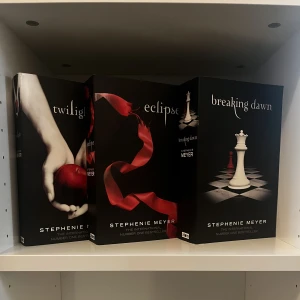 Twilight böckerna - De tre första böckerna i Twilight serien. De är i bra skick. 120kr för alla tre annars 50kr/st