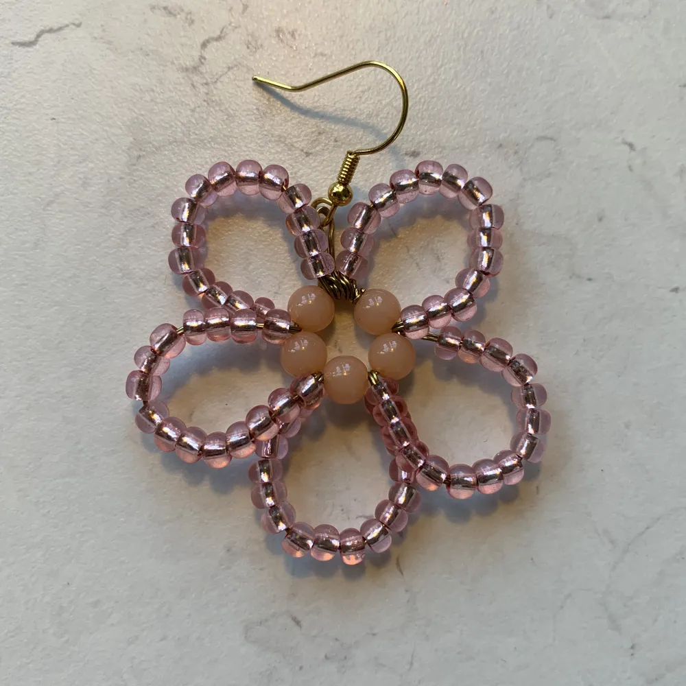 Super söta örhängen i form av en blomma. De är designade och gjorda av mig. . Accessoarer.