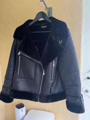 Fodrad skinnjacka  - Väldigt skön, varm och snygg jacka från missguided! Kommer med ett bälte i midjan 💕