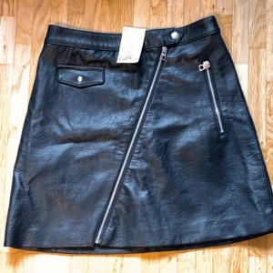 Skinn kjol  - Säljer min supersnygga skinn kjol st 36, jätte bra skick och aldrig använd, pris lappen är fortfarande på, köpt för 249 säljer för 100💕💕