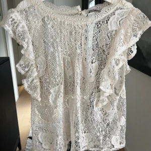 Zara topp - Super fin topp från zara💕 köparen står för frakten.