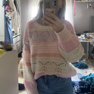 Färgglad stickad tröja  - Supersöt färgglad stickad tröja från only i storlek L. (Jag har storlek xs). Men tyvärr kommer den inte till användning så därför säljes den. Pris kan diskuteras 