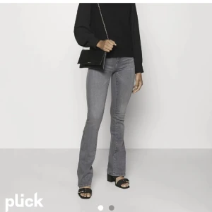 Gråa Only Jeans - Säljer mina Gråa midwaist jeans från Only! Kommer inte till användning mer! Så fina!!😫 välanvänd så lite tunna på olika ställen.