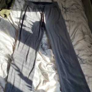 Mjukisbyxor från Gina tricot - Hej, säljer mina mjukisbyxor från Gina Tricot eftersom dom blivit försmå, supersköna och snygga. Dom är använda men är fortfarande i bra kvalite. Skriv vid fler frågor eller bilder. Pris går absolut att diskutera❤️