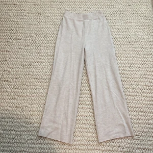 Mjukisbyxor från Zara - Mjukisbyxor från zara, ljus beiga. Storlek S. Jag är 164 cm och dom är precis på mig.