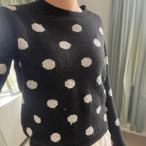 Prickig sweater - Stickad fin tröja från Molly bracken. Väldigt skön och i bra kvalitet.