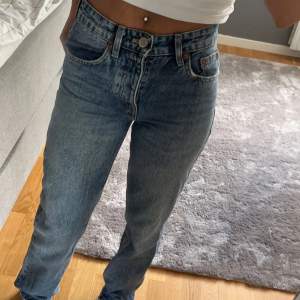 Mörkblåa populära mid waist jeans från zara. Väl använda, inga defekter eller hål. Säljer då de blivit för små. 💕