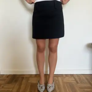 Gullig och enkel svart kjol i perfekt skick!  Hör av dig om du har frågor 🫶