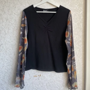 Vintage tröja med mönstrade ärmar - Unik tröja köpt second hand (Humana) med mönstrade tunna ärmar och tjockare material på kroppen.  Storlek XL, den är rätt liten för sin storlek. Mycket bekväm tröja!! (Har samfrakt: om du vill köpa mer av mig!) <3