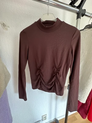 Tröja  - Storlek M Sparsamt använd dock smått nopprig 