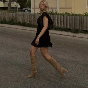 Beige stövlar - Hej! Säljer dessa boots ifrån Nelly.com, aldrig använda😍