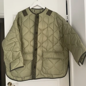 The Frankie shop Teddy quilted jacket - Nyinköpt populär jacka från The Frankie shop, storlek XS/S. Oversize! Använd en gång, som ny. Köpt för 285€, ca. 3 360kr i våras. Kvitto finns.